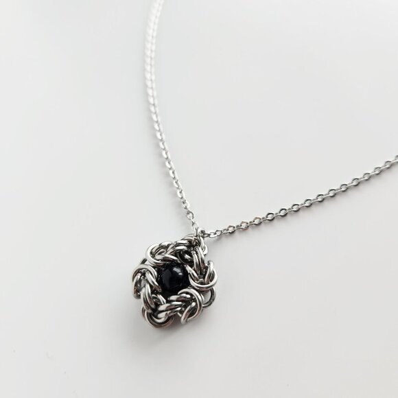 Victorian Gothic black pearl chainmaille necklace with a small silver chain - Picture 4 of 7